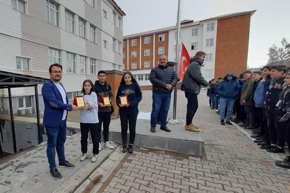 Ahlatlı Öğrencilerin Projesi Bölge Birincisi Oldu