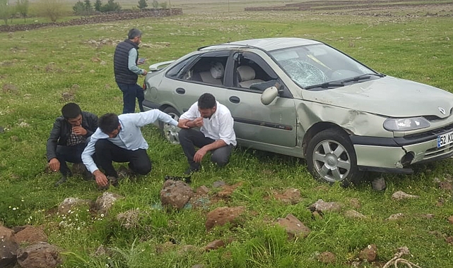 Diyarbakır'da otomobil kontrolden çıktı kaza yaptı