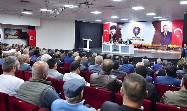 Diyarbakır Valisi Su, ilçe muhtarlarıyla bir araya geldi