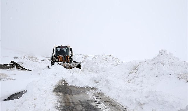  Kar nedeniyle köy yolunda mahsur kalanlar kurtarıldı