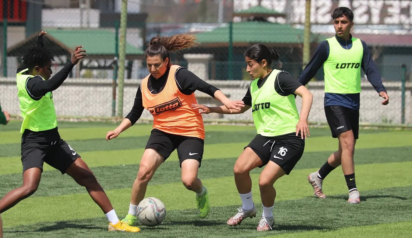 Amedspor Kadın Futbol Takımında Play-Off Hazırlıkları