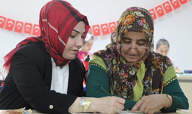 55 yaşındaki depremzede, KYK yurdunda okuma yazma öğrendi