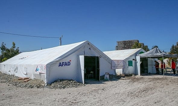 Afeti yaşayan kadınlar, depremzedeler için üretiyor!