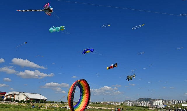 Çocuklar uçurtma şenliğinde eğlendi