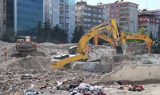 Diyarbakır’da enkaz kaldırma çalışmaları devam ediyor