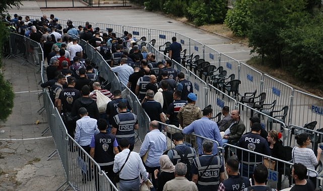 Diyarbakır'da İl Seçim Kurulu önünde metrelerce kuyruk oluştu