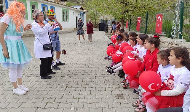 Emekli diş doktorundan, köy çocuklarına hizmet