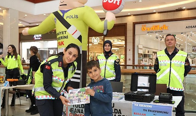 Jandarma polis ekipleri bilgilendirme amaçlı trafik standı açtı