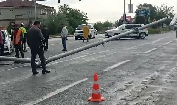 Kamyonun çarptığı trafik direği devrildi: 1 yaralı