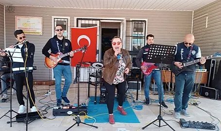 Polislerden oluşan müzik grubu "Hangar" sahneye çıkıyor