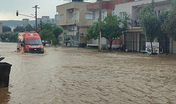 Sağanak nedeniyle ev ve iş yerlerini su bastı