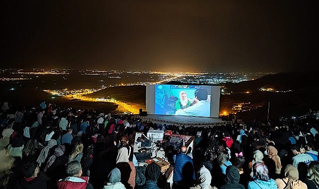 Usta oyuncu Hülya Koçyiğit, sevenleriyle  film izledi