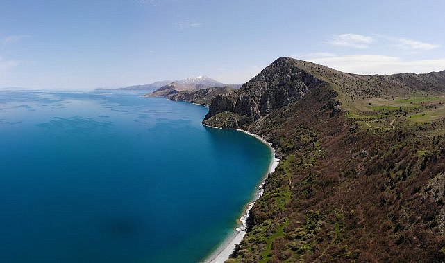   Van Gölü’nün el değmemiş koyları göz kamaştırıyor