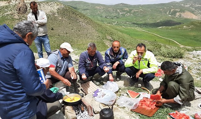 3500 rakımda işçilerin zorlu mesaisi  