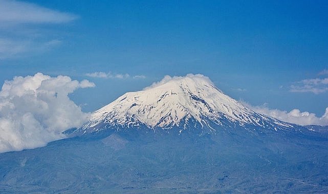 Ağrı Dağı heybetiyle görenleri hayran bırakıyor  