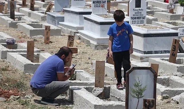 Depremden etkilenen Hatay'da buruk Babalar Günü