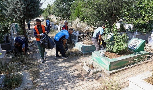 Diyarbakır’da bayram öncesi mezarlıklar temizleniyor