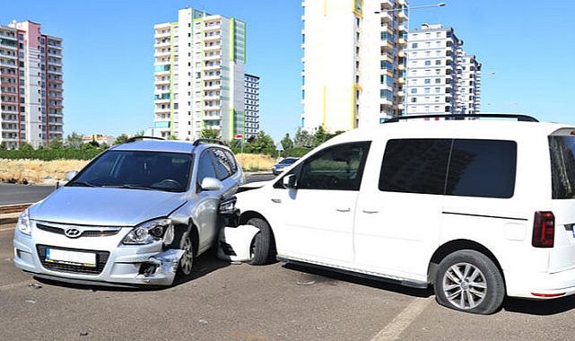 Diyarbakır’da ‘dur’ ihtarına uymayan otomobil polise çarpıp kaçtı