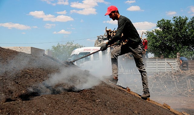 Diyarbakır sıcağında, ateş karşısında mangal kömürü üretiyorlar  