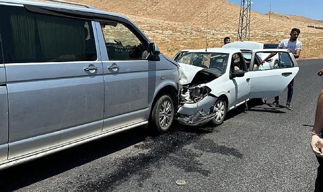 İki araç kafa kafaya çarpıştı