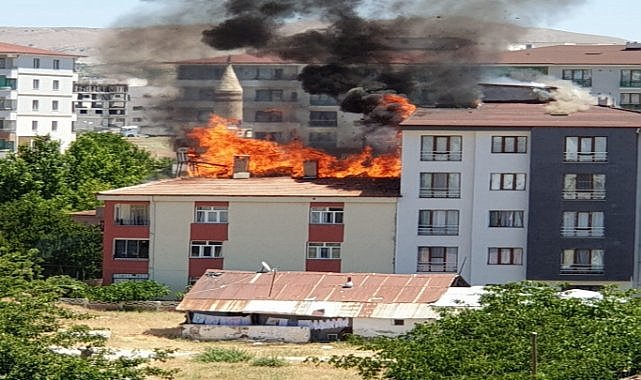 Çatıda başlayan yangın 2 binaya sıçradı