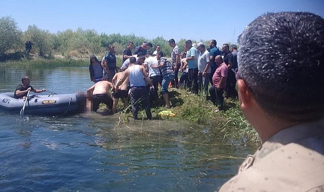 Çocuklarını kurtarmaya çalışırken boğuldu 