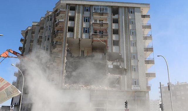 Diyarbakır'da ağır hasarlı binaların yıkımı sürüyor  