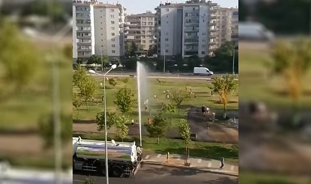 Diyarbakır'da sıcaktan bunalan çocuklar su ile serinledi