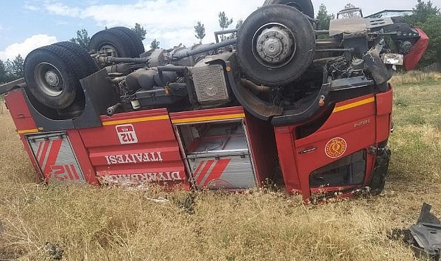 Diyarbakır’da yangına giden itfaiye aracı devrildi