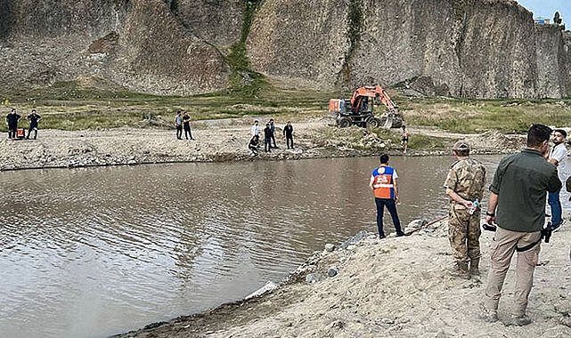 Gölete giren koyunu kurtarmak isterken öldü