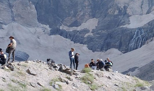 Kırılan buzul iki kişiyi içine çekti