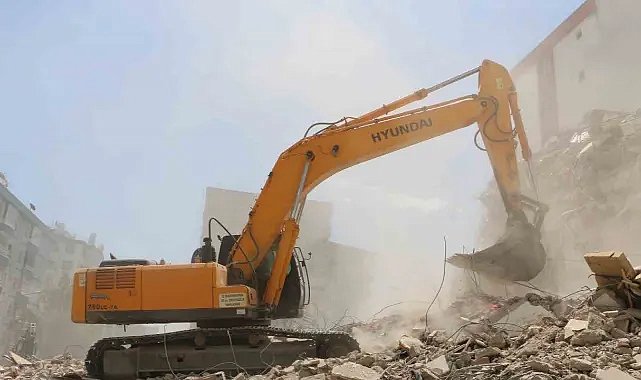 Diyarbakır'da hasarlı bina saniyeler içinde yıkıldı - (Video Haber)