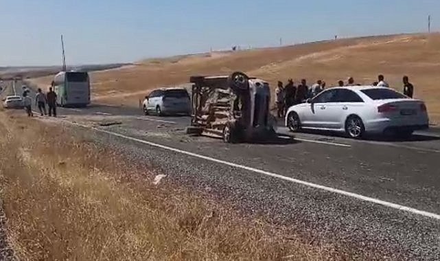 Diyarbakır’da önündeki aracı sollamaya çalışan araç yan yattı