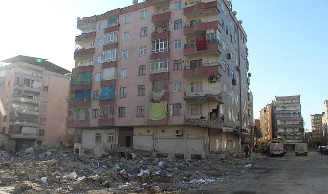 Diyarbakır'da yıkılan bina 'ruhsatsız' ve 'projesiz' miş