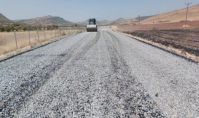 İki ilçeyi bir birine bağlayan yol asfaltlandı  