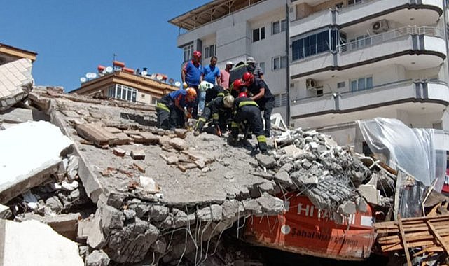 Kepçe operatörü enkaz altında kaldı