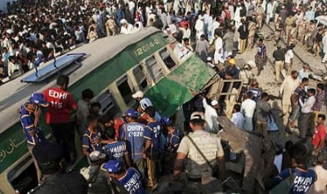 Pakistan'da yolcu treni raydan çıktı