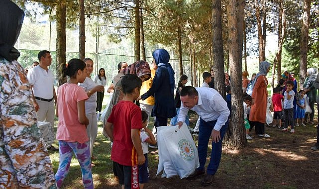 Piknik havasında çocuklara giysi desteği