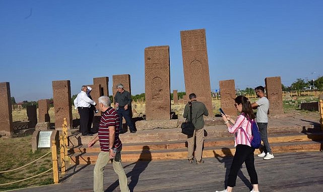 Ahlat’ta ziyaretçi yoğunluğu