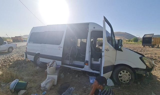 Diyarbakır'da minibüs ile traktör çarpıştı