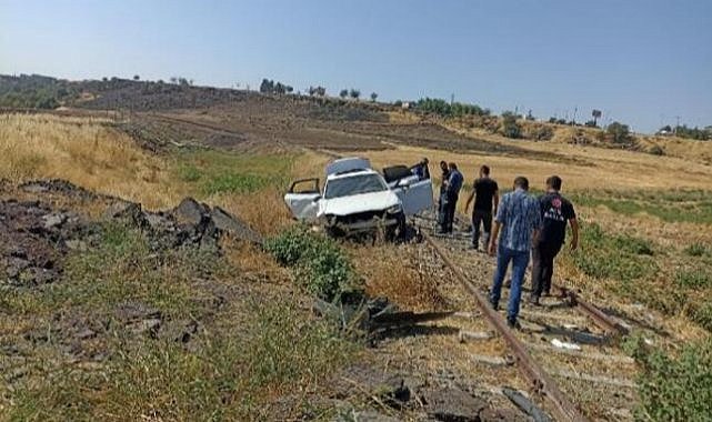 Diyarbakır'da otomobil tren raylarına devrildi