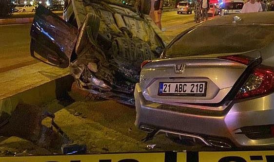 Diyarbakır’da otomobil yan şeritteki otomobile çarptı