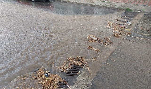 Şiddetli yağış sokakları dereye dönüştürdü