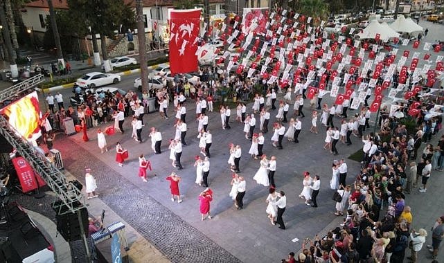 100 kişi aynı anda vals oynadı