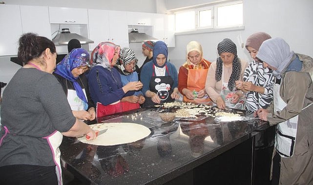 Aşçılık kursunda ter döküyorlar  