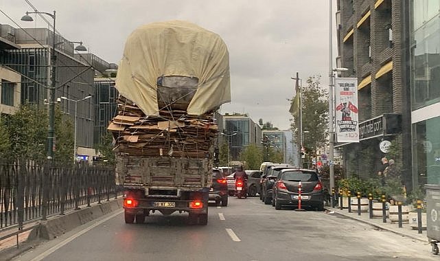 Aşırı yüklü kamyon tehlike saçtı