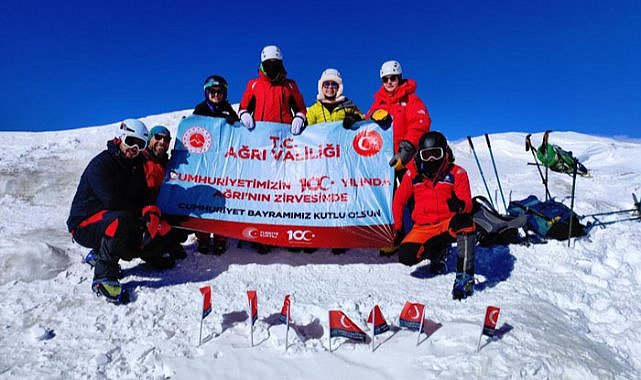 Cumhuriyet için Ağrı Dağı’na çıktılar