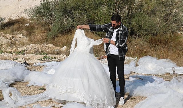 Dere kenarına atılan gelinlik, hayrete düşürdü