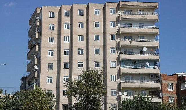 Diyarbakır'da 95'lik dede terk edilen binada yalnız yaşıyor