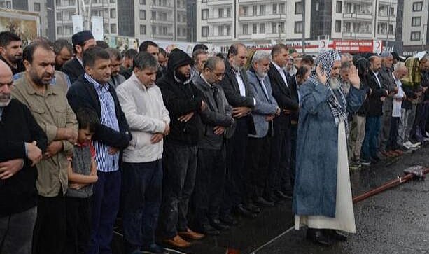 Diyarbakır'da sağanak altında gıyabi cenaze namazı